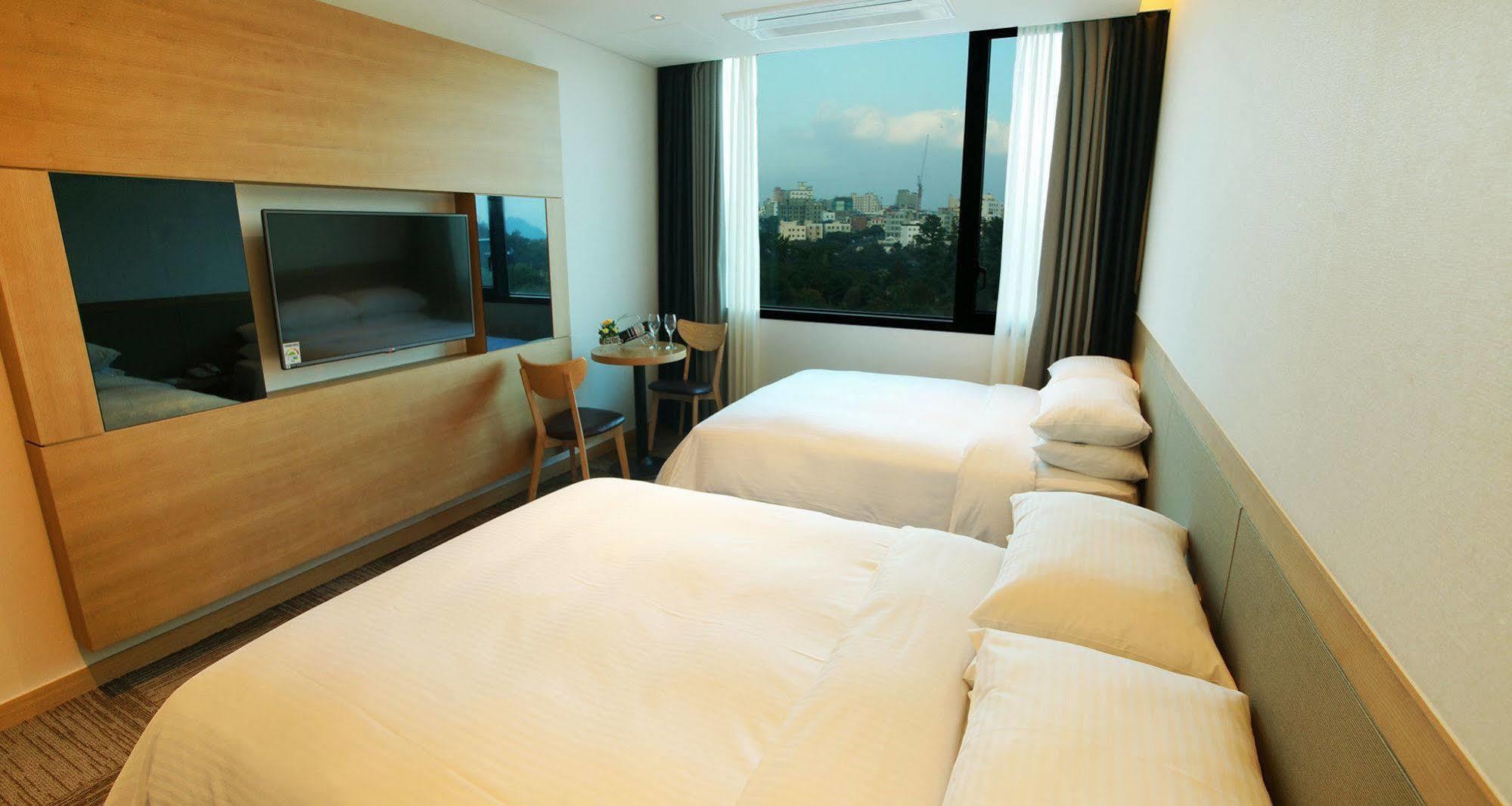 Jeju Poong Gyung Hotel Согвипхо Экстерьер фото