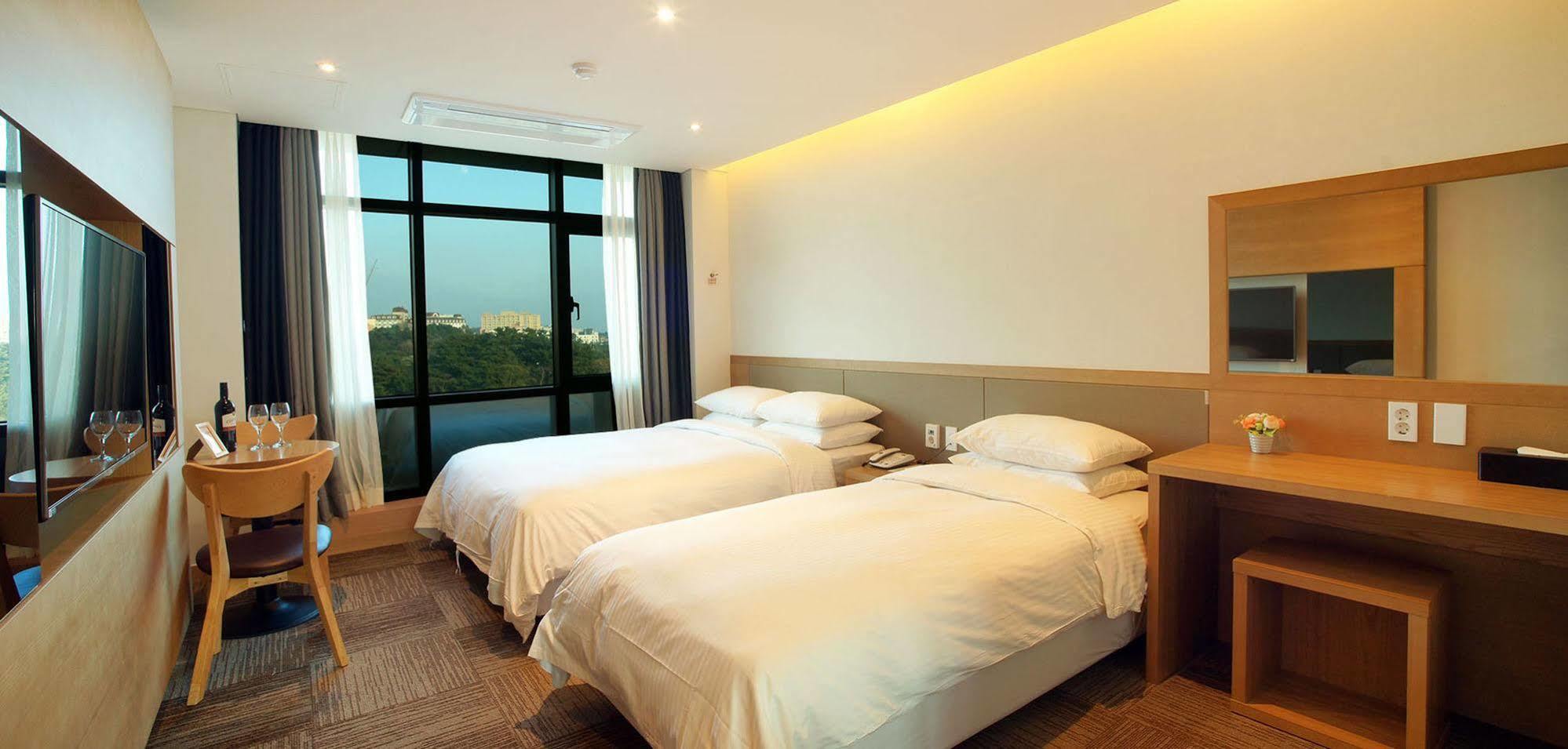 Jeju Poong Gyung Hotel Согвипхо Экстерьер фото