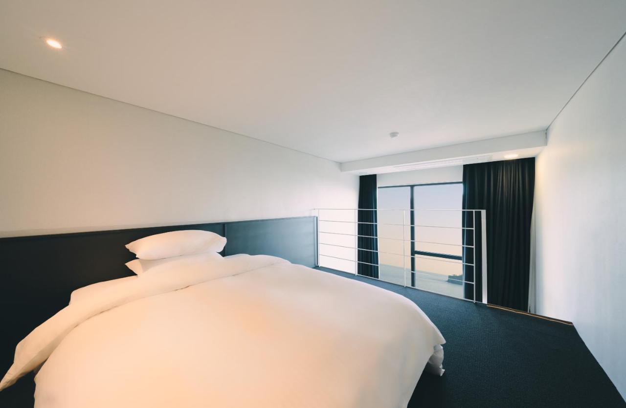 Jeju Poong Gyung Hotel Согвипхо Экстерьер фото